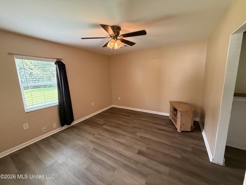 Welcome to this super charming 2 bedroom, 1 bath cottage - photo 10