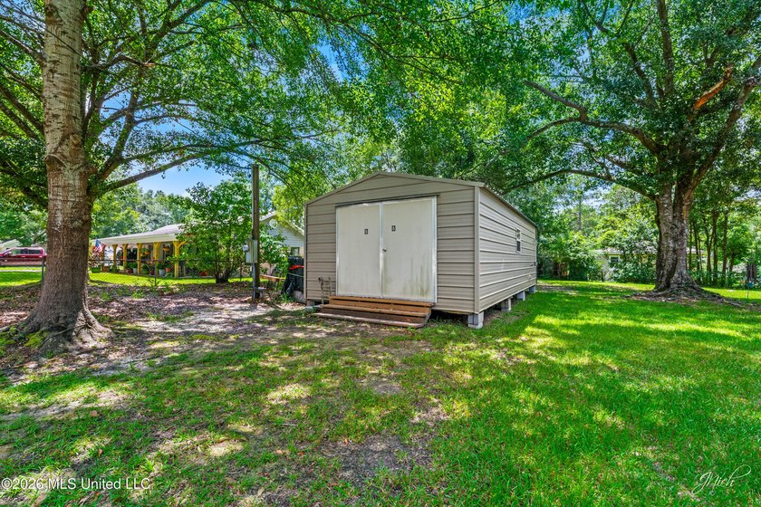 Charming 2-bedroom, 1-bath cottage in the highly sought-after - photo 2