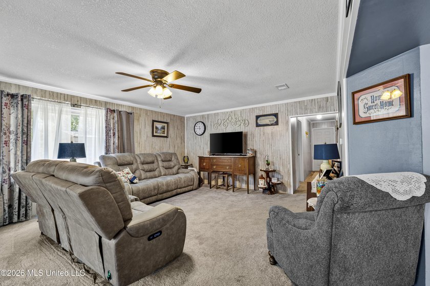 Charming 2-bedroom, 1-bath cottage in the highly sought-after - photo 5
