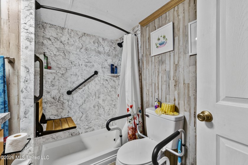 Charming 2-bedroom, 1-bath cottage in the highly sought-after - photo 9
