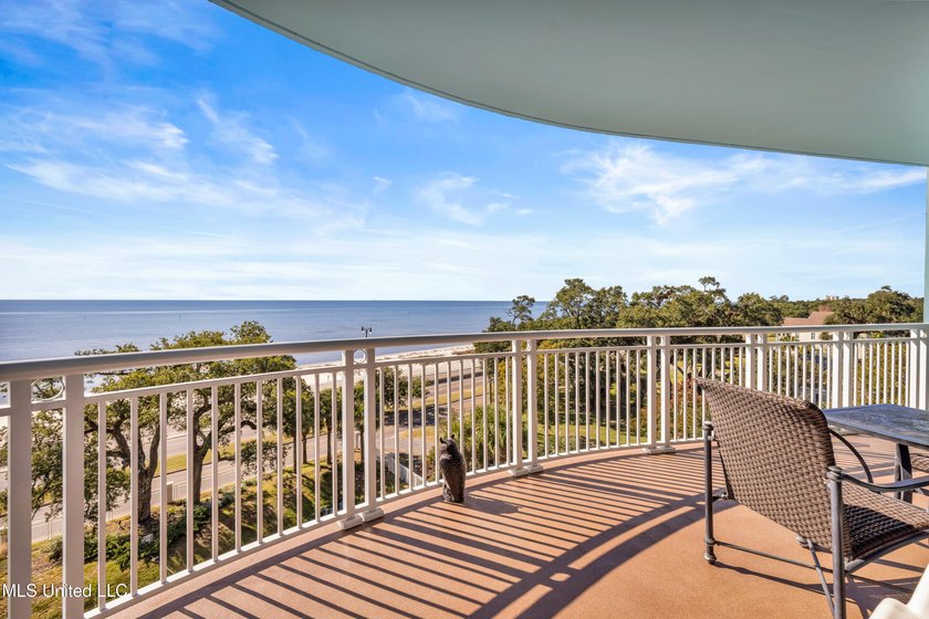 Beautifully furnished coastal condo with stunning views and - photo 3