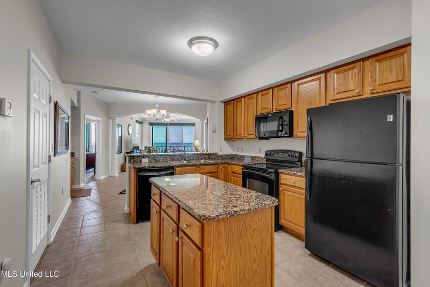 Beautifully furnished coastal condo with stunning views and - photo 4