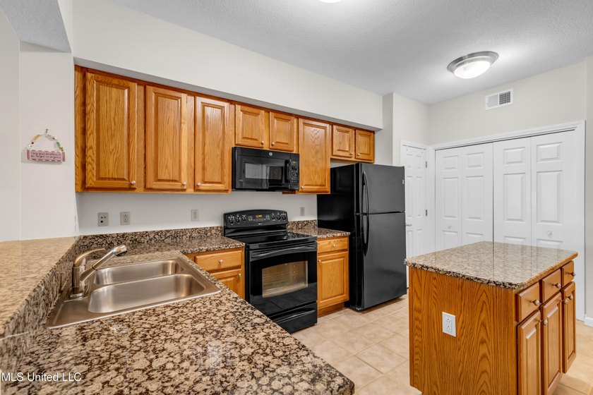 Beautifully furnished coastal condo with stunning views and - photo 6
