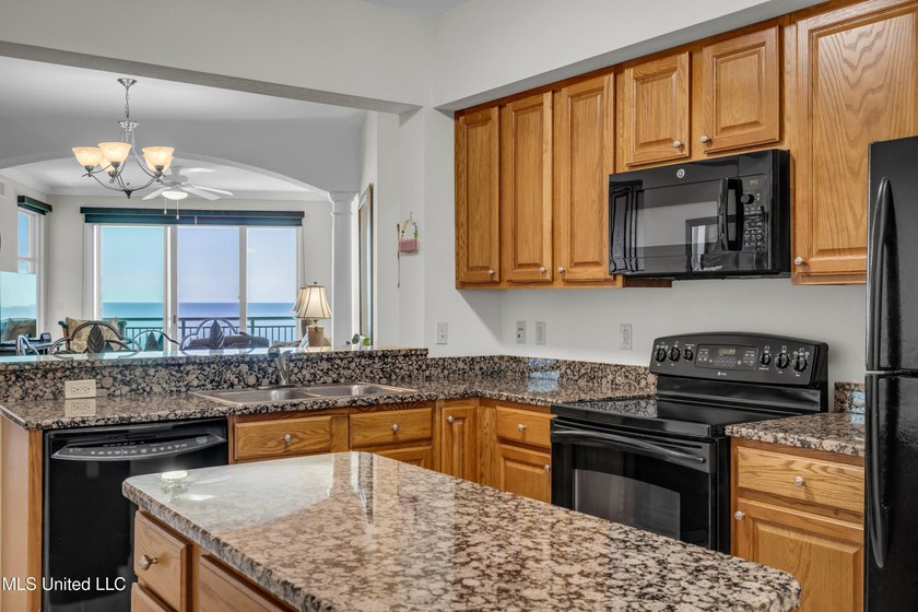 Beautifully furnished coastal condo with stunning views and - photo 9