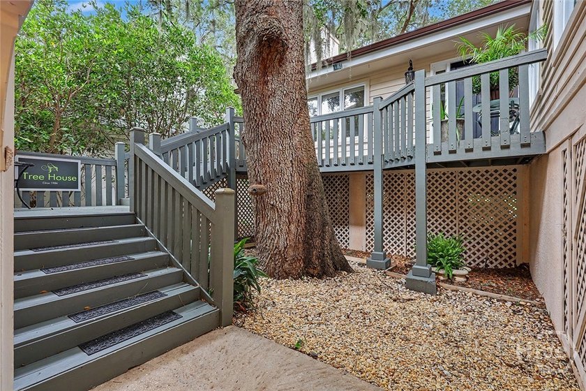 Welcome to *The Tree House* - a truly one-of-a-kind home nestled - photo 5