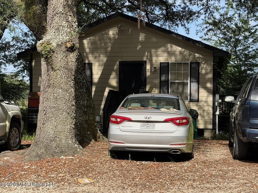 Tucked under beautiful oaks, this 2006 cottage is located - photo 2