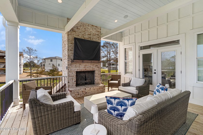 This expansive six-bedroom, six-bathroom estate in The Peninsula - photo 21