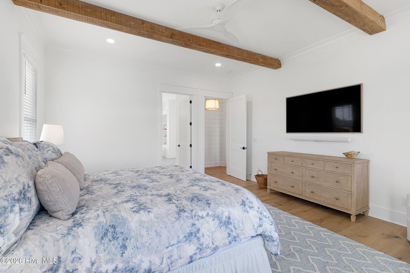 This expansive six-bedroom, six-bathroom estate in The Peninsula - photo 25