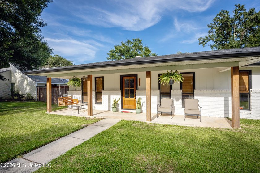 Beautifully maintained, move-in ready home situated on a - photo 2