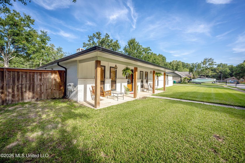 Beautifully maintained, move-in ready home situated on a - photo 3