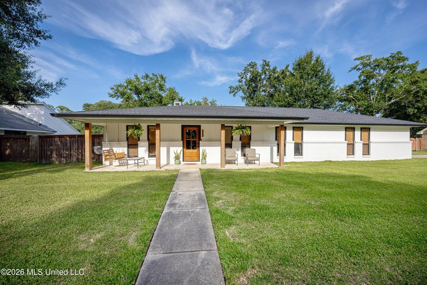 Beautifully maintained, move-in ready home situated on a - photo 4