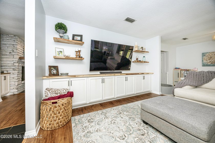 Beautifully maintained, move-in ready home situated on a - photo 8
