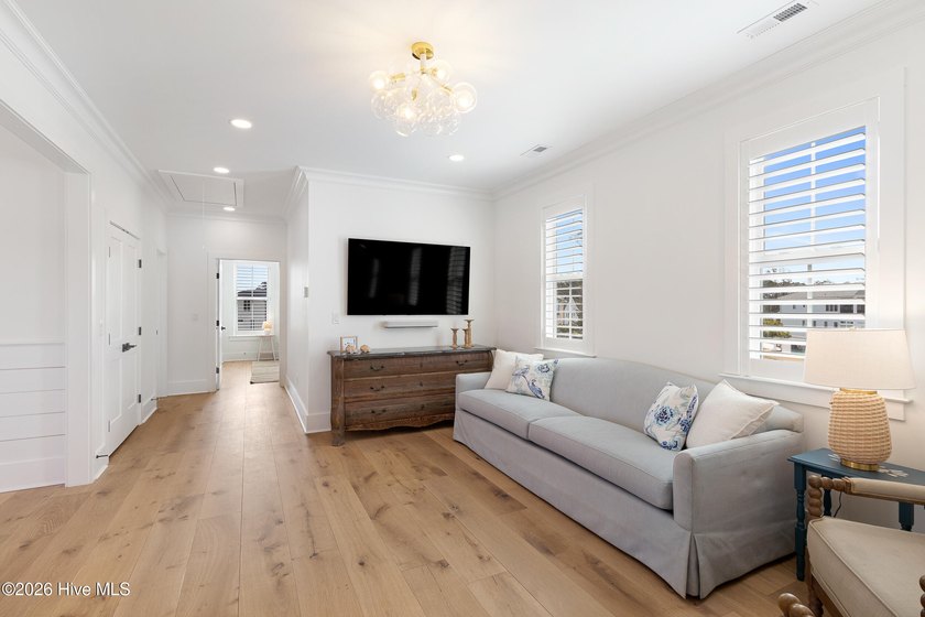 This expansive six-bedroom, six-bathroom estate in The Peninsula - photo 39