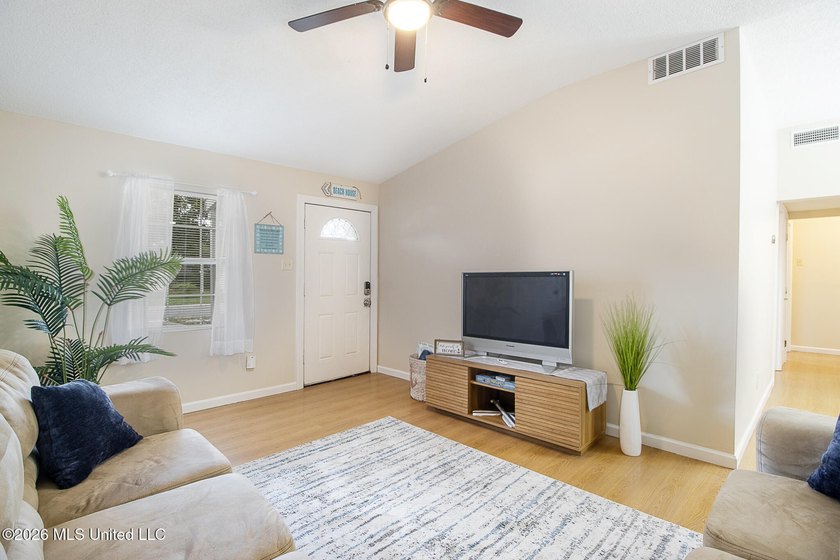COTTAGE-STYLE, FULLY FURNISHED, MOVE-IN-READY! 3 bedroom, 1 bath - photo 2