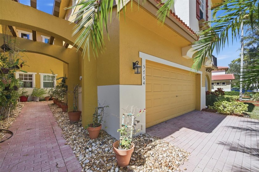 Beautifully upgraded 3 bed/2.5 bath town home w/ 2,265 sqft of - photo 3