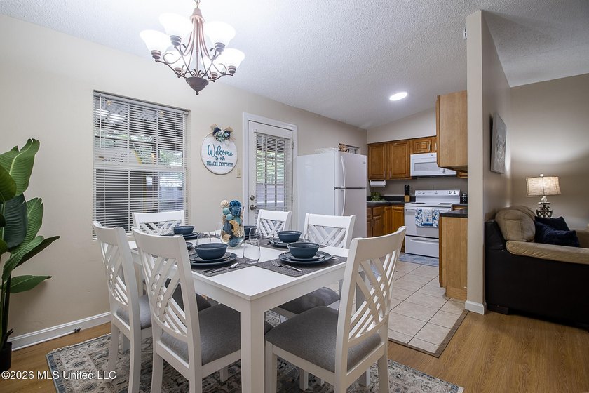 COTTAGE-STYLE, FULLY FURNISHED, MOVE-IN-READY! 3 bedroom, 1 bath - photo 4