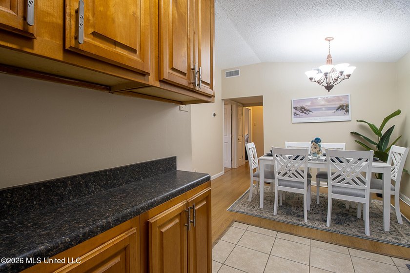 COTTAGE-STYLE, FULLY FURNISHED, MOVE-IN-READY! 3 bedroom, 1 bath - photo 7