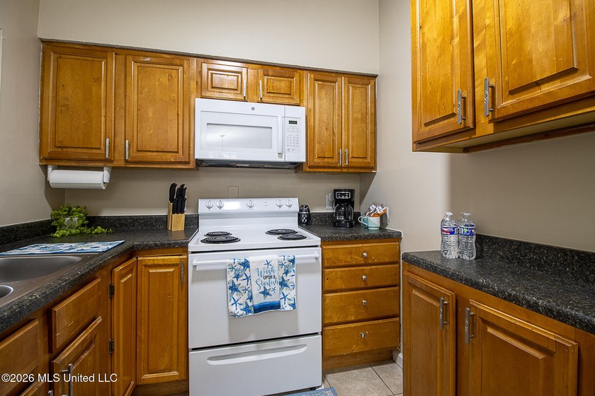 COTTAGE-STYLE, FULLY FURNISHED, MOVE-IN-READY! 3 bedroom, 1 bath - photo 10