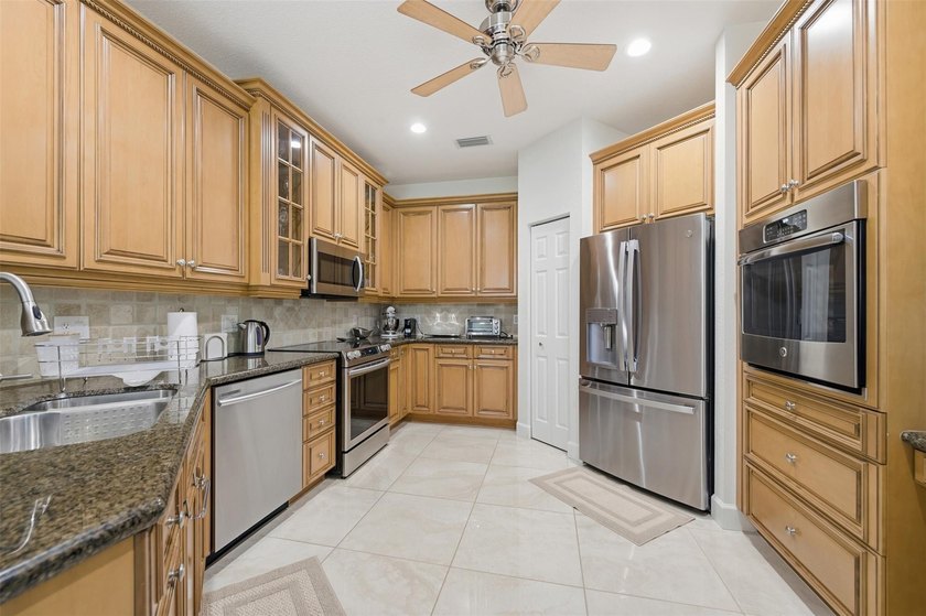 Beautifully upgraded 3 bed/2.5 bath town home w/ 2,265 sqft of - photo 10