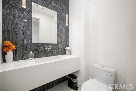 Welcome to a beautifully remodeled and fully furnished - photo 33