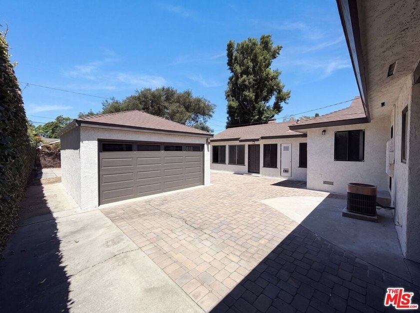 Don't miss 4421 Stanbridge Ave, showcasing fresh interior and - photo 5