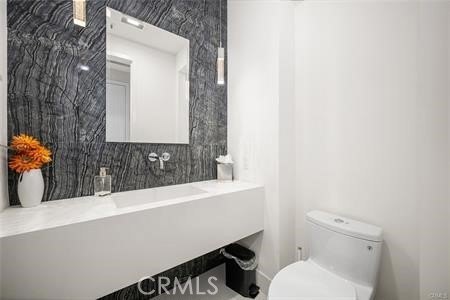 Welcome to a beautifully remodeled and fully furnished - photo 35