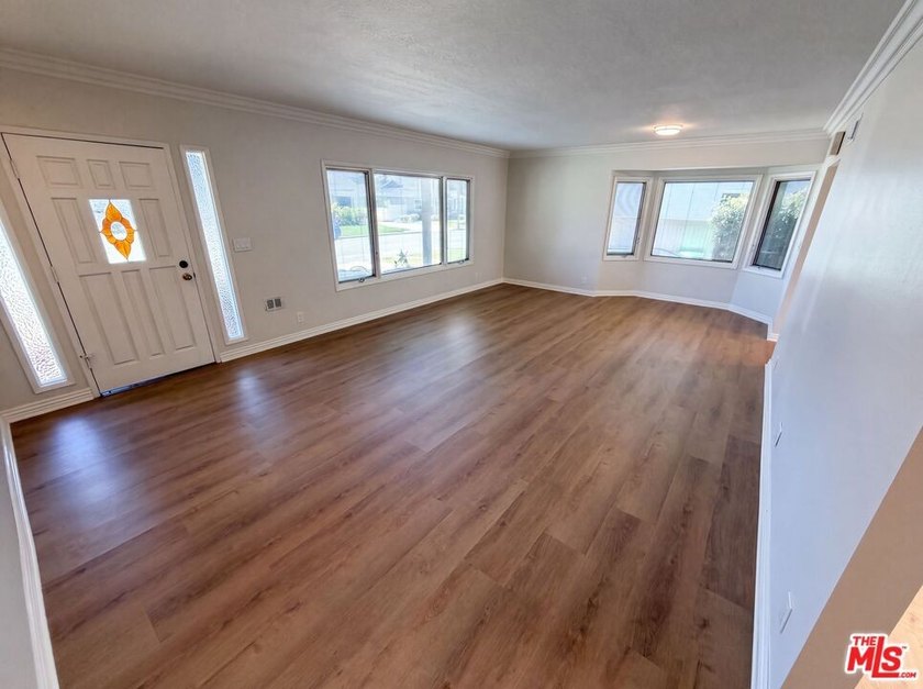 Don't miss 4421 Stanbridge Ave, showcasing fresh interior and - photo 6
