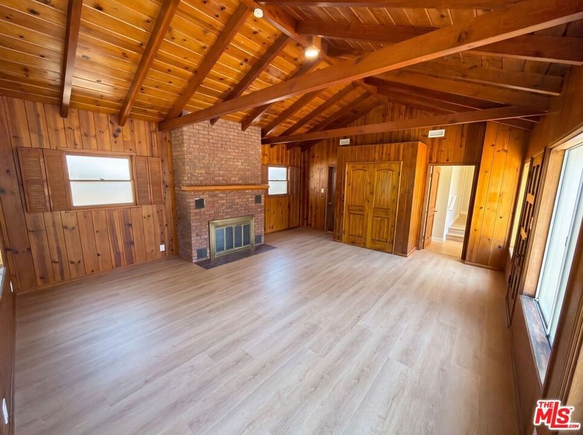 Don't miss 4421 Stanbridge Ave, showcasing fresh interior and - photo 8
