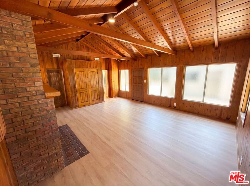 Don't miss 4421 Stanbridge Ave, showcasing fresh interior and - photo 10