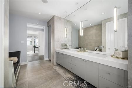 Welcome to a beautifully remodeled and fully furnished - photo 45
