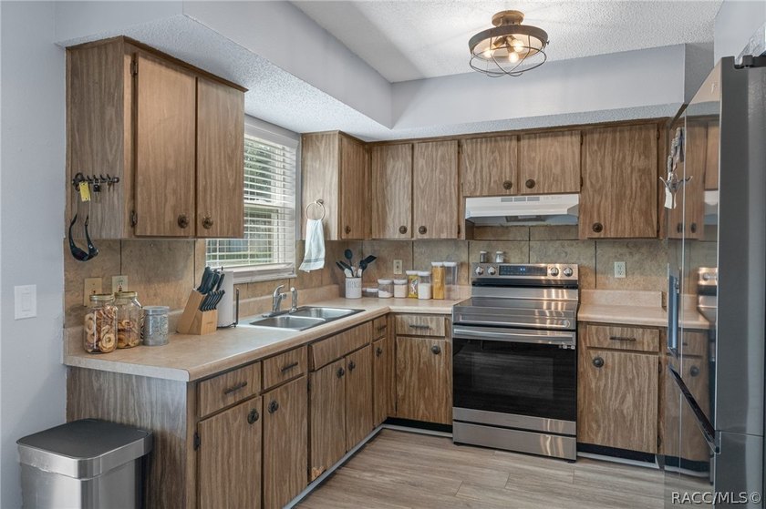 Move-in ready and full of charm, this well-maintained 2-bedroom - photo 10