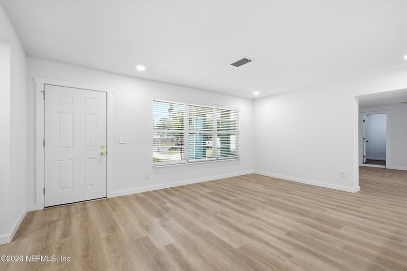 Just in time for summer!! This beautifully updated 3 bedroom 2 - photo 8