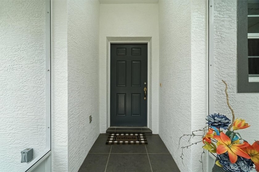 This recently updated interior and decor, well-maintained 3-bed - photo 6