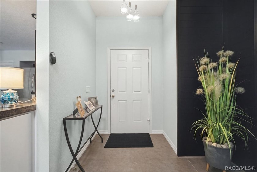 This recently updated interior and decor, well-maintained 3-bed - photo 7