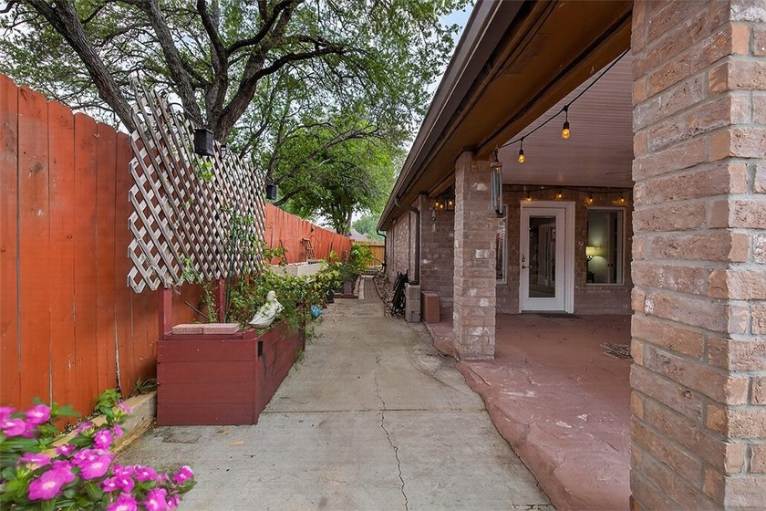 From the moment you walk in, this beautiful home is sure to - photo 31