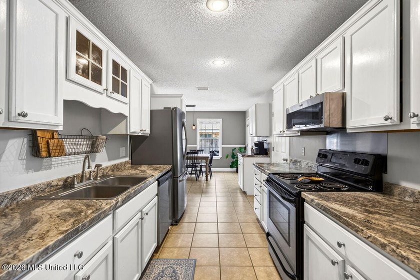 Welcome HOME! This well-maintained 3-bedroom, 2-bath home offers - photo 10