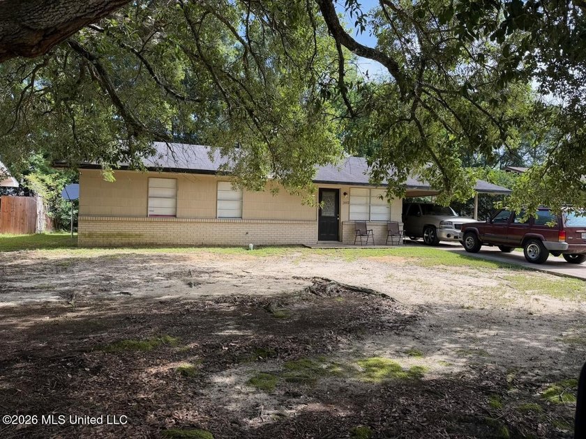Charming Investment Opportunity - 302 Kimberly Dr. Tucked behind - photo 2