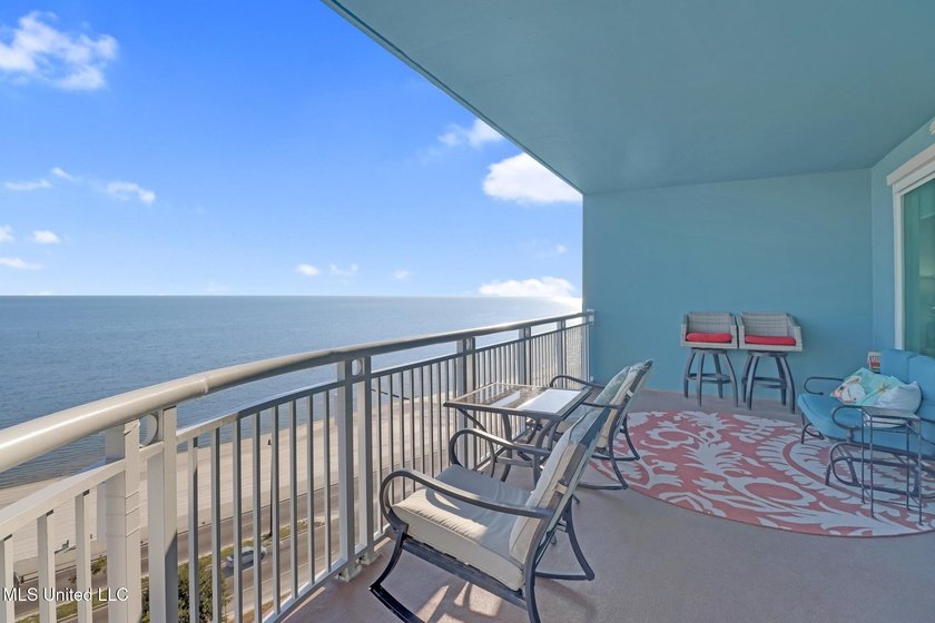 Fantastic Corner Unit at Legacy Condos! This beautiful 10th - photo 3
