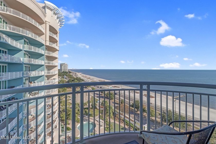 Fantastic Corner Unit at Legacy Condos! This beautiful 10th - photo 4