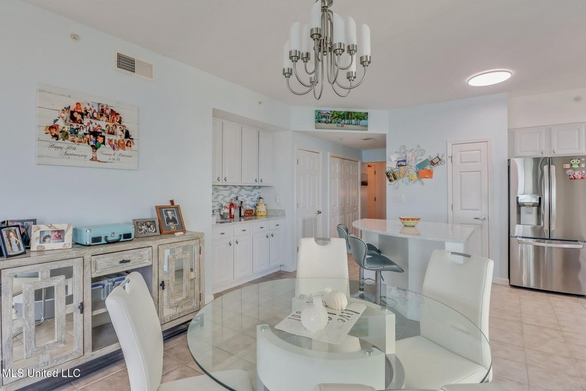 Fantastic Corner Unit at Legacy Condos! This beautiful 10th - photo 8