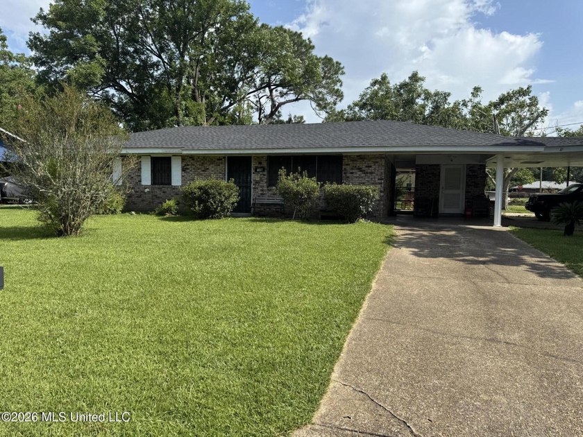 Opportunity awaits with this charming home situated on a - photo 2