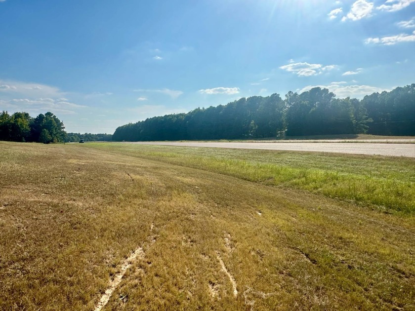 Are you in the market for a commercial property with unbeatable - photo 2