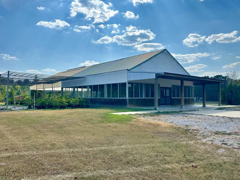 Are you in the market for a commercial property with unbeatable - photo 3