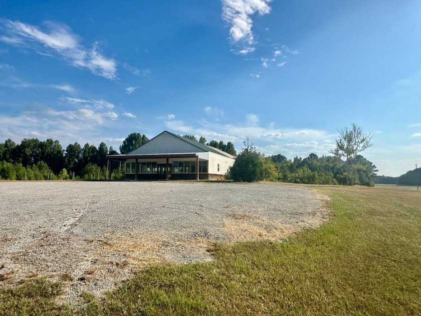 Are you in the market for a commercial property with unbeatable - photo 4