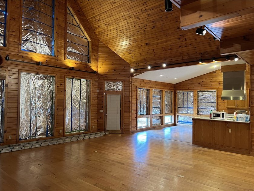 Beautiful views with this secluded log home on 207 acres m/l - photo 7