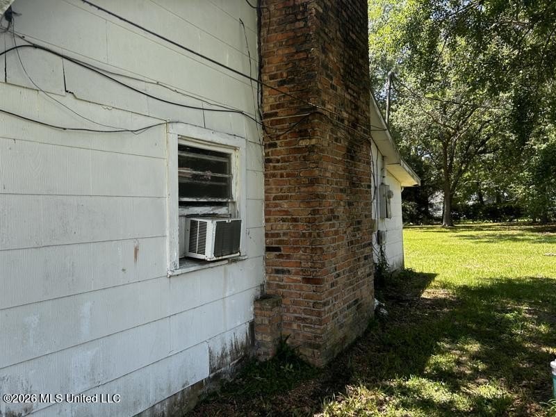 Brick exterior, 3 bedrooms and 1 bathroom. Make an appointment - photo 2