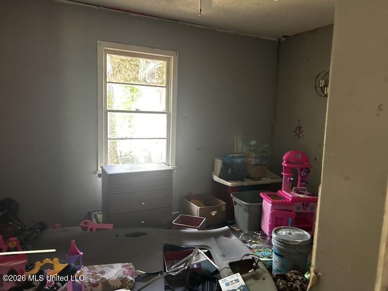 Brick exterior, 3 bedrooms and 1 bathroom. Make an appointment - photo 5