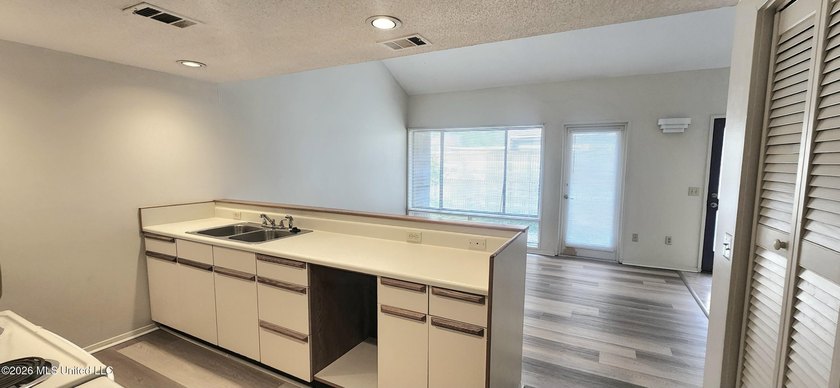 Welcome home to this charming, move-in-ready condo in Rivendell - photo 10