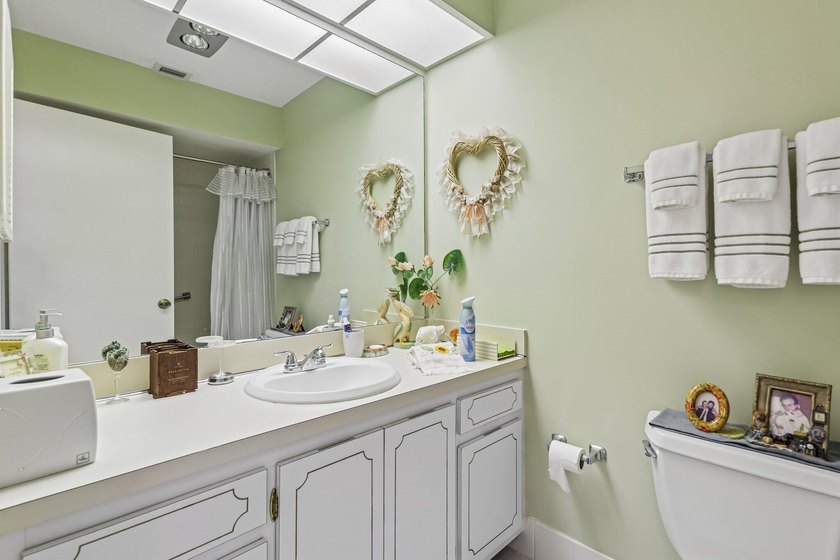 Welcome to this lovely, meticulously maintained 2-bedroom - photo 23