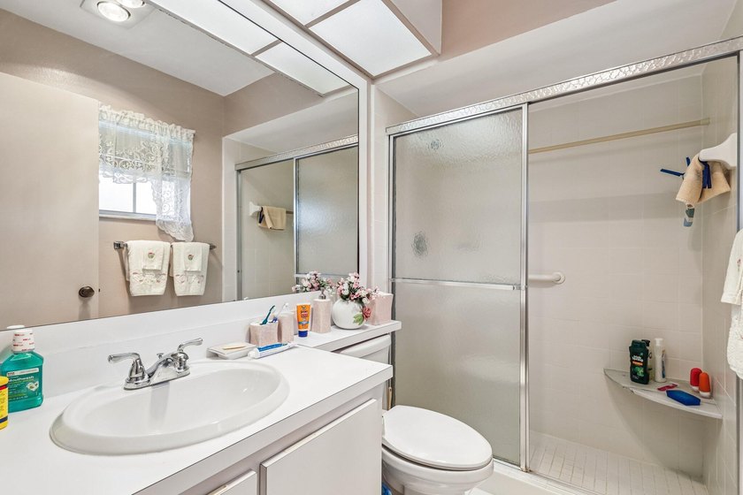 Welcome to this lovely, meticulously maintained 2-bedroom - photo 24